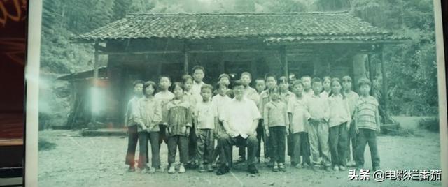 天上掉下个UFO，以我和我的家乡为题800字作文（3米高外星生物在后院溜达）