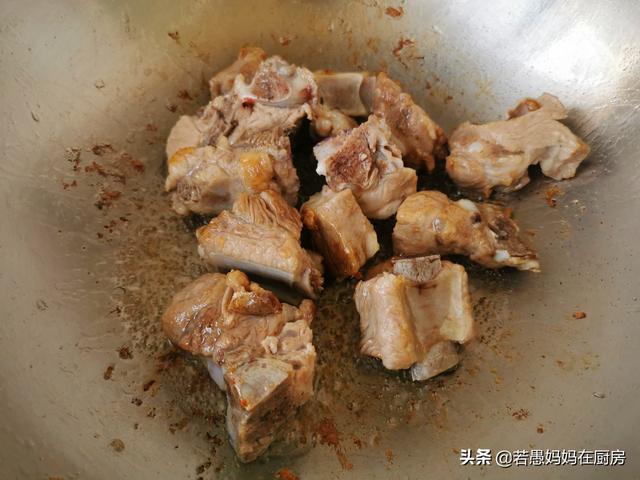 简单又美味的排骨焖饭教程，排骨米饭蔬菜一锅端