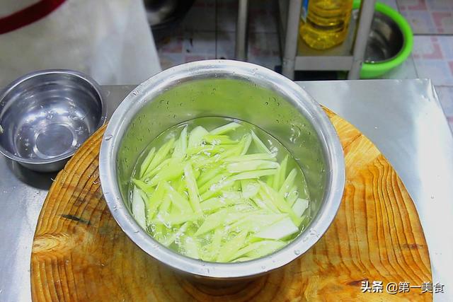 西芹炒虾仁q弹嫩滑不腥不柴，西芹炒虾仁的家常做法