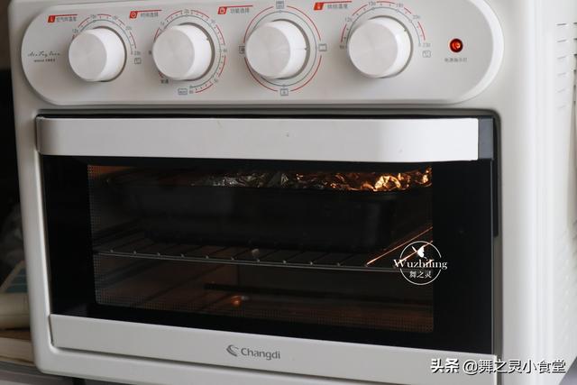 如何把羊排烤得外酥里嫩，几块钱做一道外酥里嫩多汁烤羊排