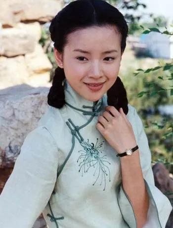 40岁的董洁为何至今嫁不出去，深扒白莲花董洁的黑红成名史