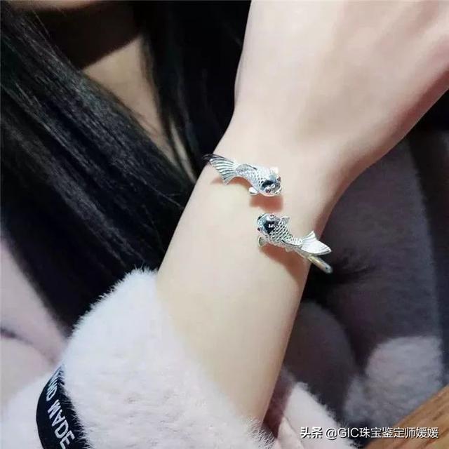 什么银手镯最好，现在流行什么款式的银手镯好看