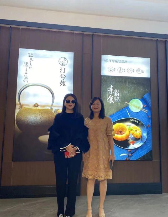 李湘夫婦現身網紅店，打扮隆重仿佛參加頒獎典禮，網友直呼太夸張 娛樂八卦吃瓜 第5张