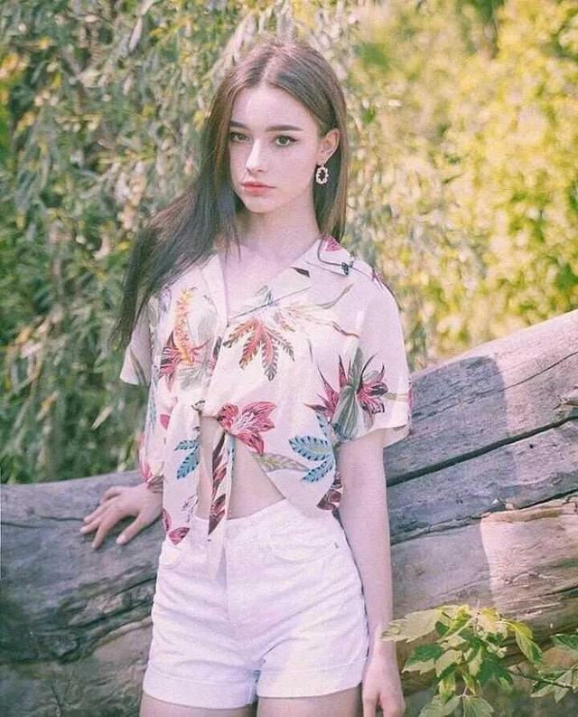俄羅斯小仙女有多撩人？21歲美得不可方物，天使長相身材迷人 街拍正妹 第1张