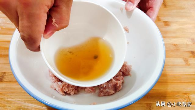 怎样做油炸酥脆的肉丸子，这才是油炸肉丸最好吃的做法