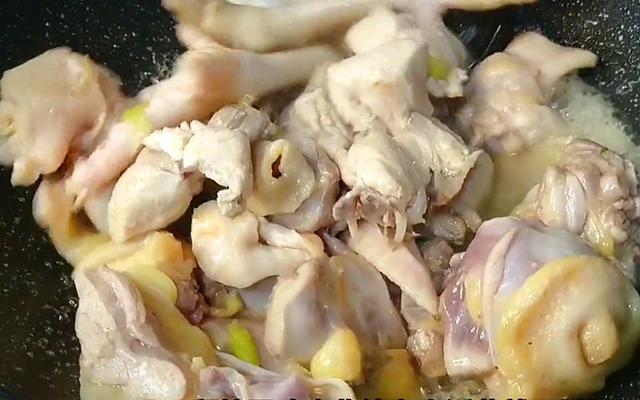 清炖鸡汤放什么材料，清炖鸡汤里面都要放什么（炖鸡汤要牢记“3放3不放”）