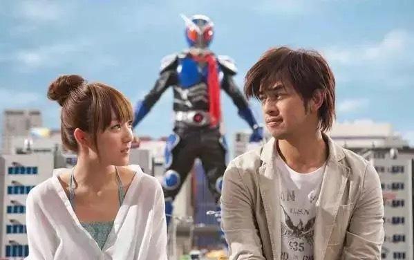 陈柏霖与绯闻女友曾坚称只是朋友，陈柏霖为绯闻女友庆生