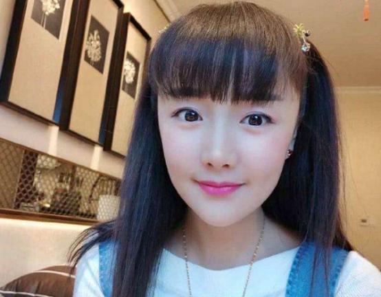 张嘉倪真人长相分析，鱼尾纹深重到不像35岁
