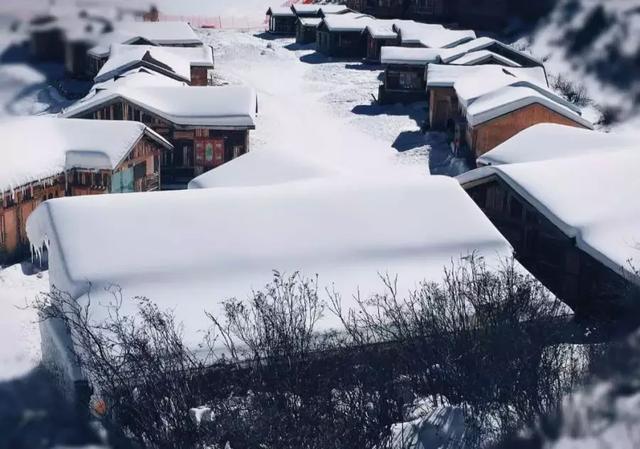 成都冬天适合滑雪的地方，气温陡降至1成都市区有雪但铺不起来