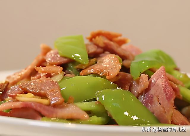 青椒炒培根做法步骤，分享一款培根炒青椒