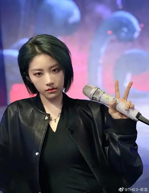 奶奶灰头发图片女，奶奶灰挂耳染发短发lisa同款