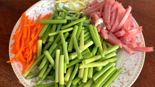 蒜苔炒什么好吃，炒蒜苔的十种做法（这道豆瓣五花肉炒蒜苔发到朋友圈）