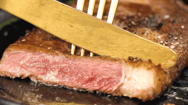 牛排用什么锅煎比较好吃，牛排不要直接放在锅里煎了