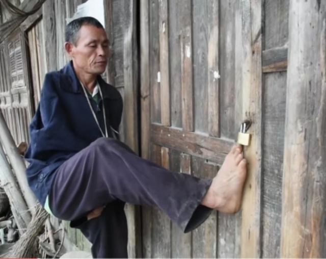 陈星银颁奖典礼，含勺喂母感天动地