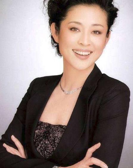62岁倪萍素颜走机场打扮时髦，走路略显蹒跚不用人扶