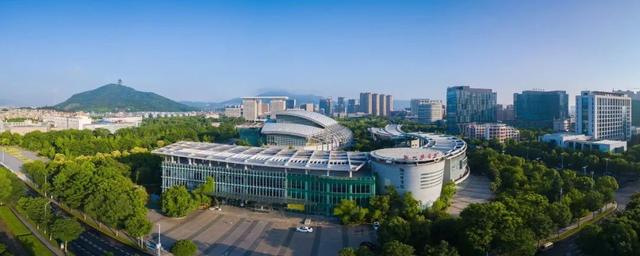 青山湖24小时图书馆，江西首个户外“24小时自助城市书房”在南昌建成