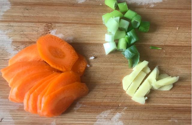 藕片怎么炒才好吃，莲藕如何炒才脆嫩