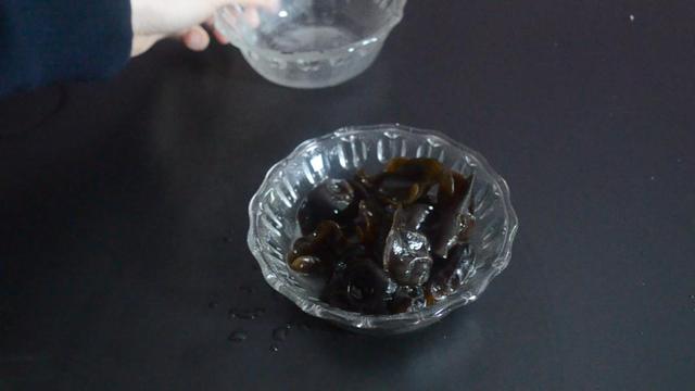 木耳的正确泡法，正确泡发木耳的方法（木耳切记不要用清水泡）