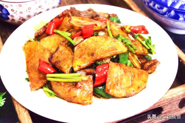 土豆片怎么炒才好吃，土豆片怎么炒才好吃又脆又好看（炒土豆条）