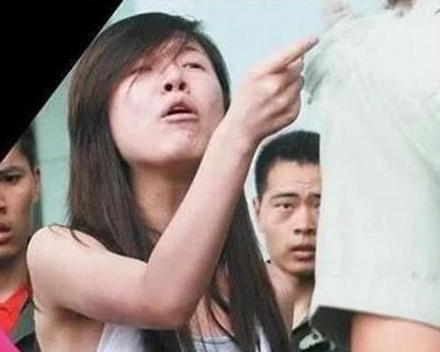 唐笑打武警事件真相，唐笑打武警事件结果如何（挺大肚子与富商老公依偎）