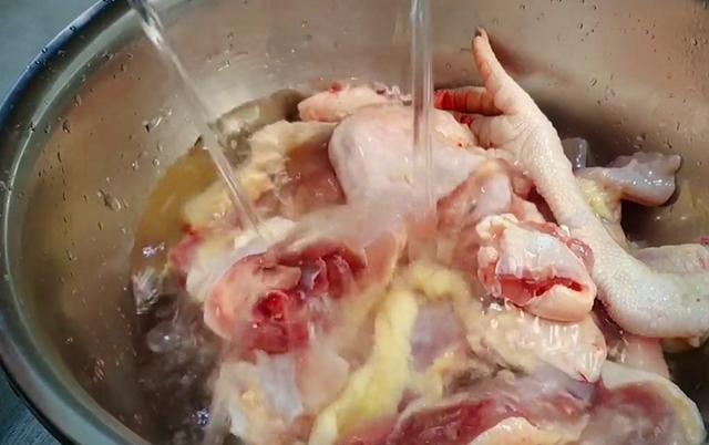 清炖鸡汤放什么材料，清炖鸡汤里面都要放什么（炖鸡汤要牢记“3放3不放”）