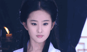 如今的刘亦菲依旧风采迷人，不管正面看还是背后看