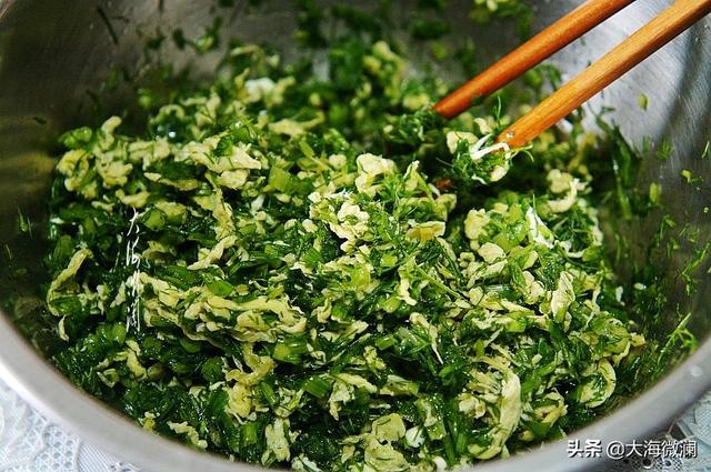 荠菜香菇素馅做法，遇到这菜别手软