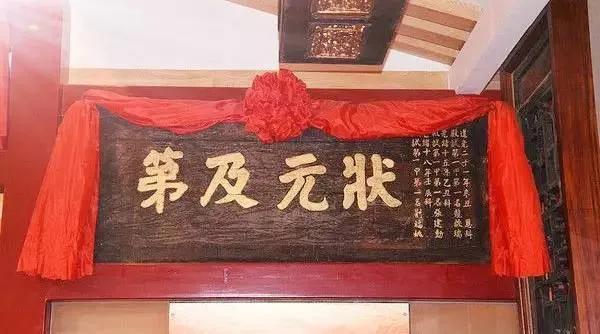 未见当年秦始皇典故，一棵大树挡去路