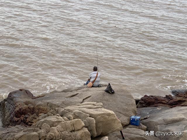 为什么澳门的沙滩是黑的，你知道澳门黑沙滩的沙子为何是黑色的吗