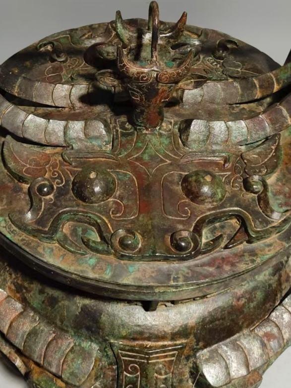 三足鼎的耳和足的位置，牛首三足鬲