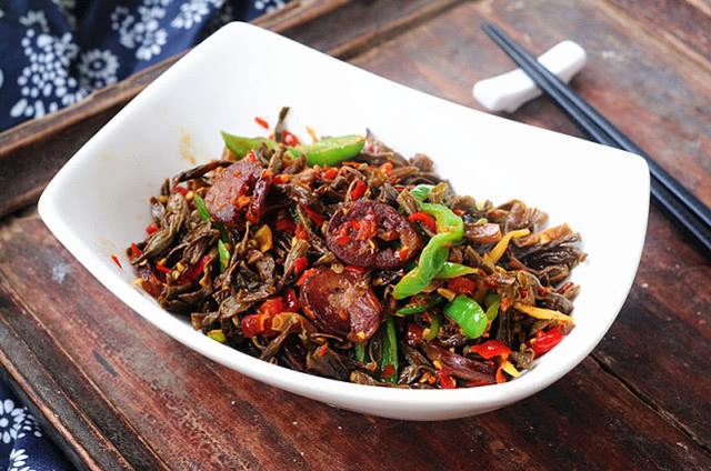 炒腊肠的家常做法，炒腊肠怎么做好吃又嫩（酒店大厨这样炒腊肠）