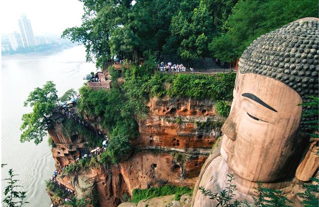 乐山大佛上还有一个卧佛，全国最大的坐佛