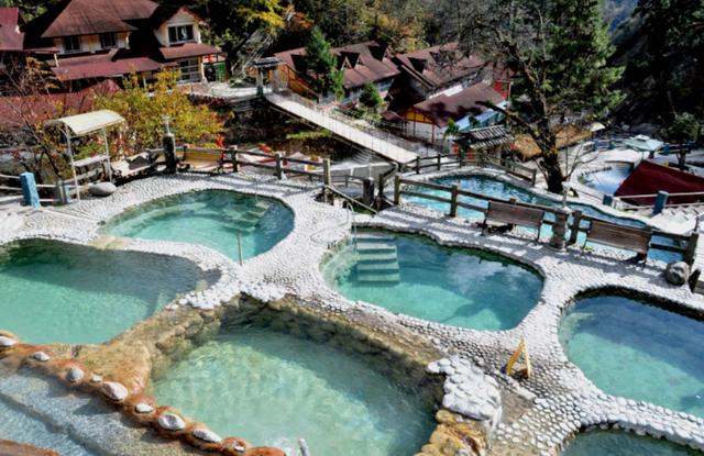 成都周边温泉推荐，成都市内泡温泉去哪里最好（新的一年，去花水湾泡温泉）