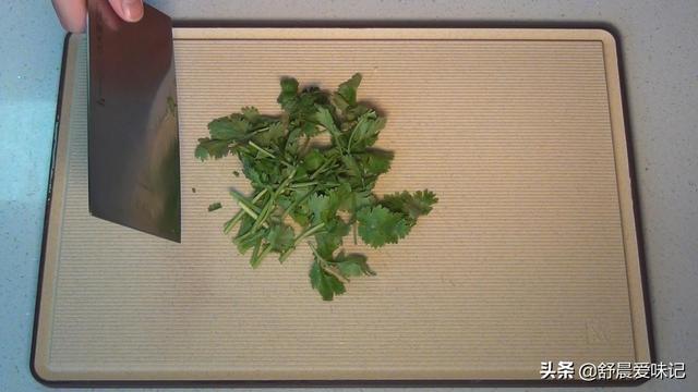 炒干豆腐的做法，怎样炒干豆腐好吃又简单（快手家常菜，芹菜炒豆腐干）