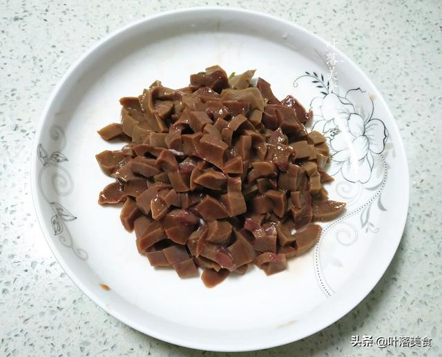 猪腰子怎么炒好吃，怎么爆炒猪腰好吃（去腥去膻还滑嫩）