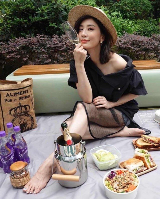 賈靜雯參加活動曝光生圖，身材發福腰部像水桶，和精修照判若兩人 娛樂八卦吃瓜 第8张