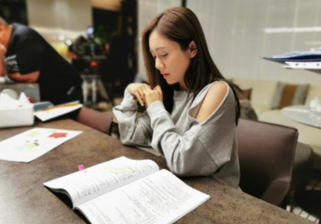 朱亚文 沈佳妮，朱亚文妻子沈佳妮简介