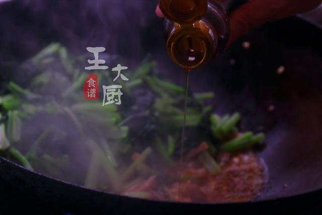 苔菜怎么做好吃，菜苔怎么炒好吃家常做法（过年炒一份清口解腻的蒜蓉苔菜）