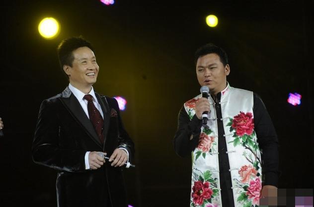 龚琳娜年轻时候唱歌，开挂的龚琳娜：5岁登台