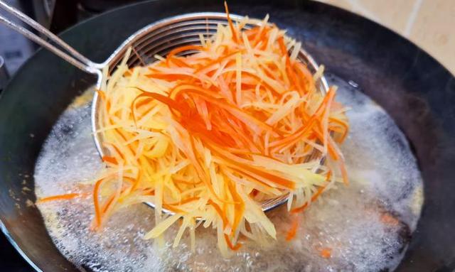 炒土豆丝要焯水吗，土豆丝家常做法要焯水吗