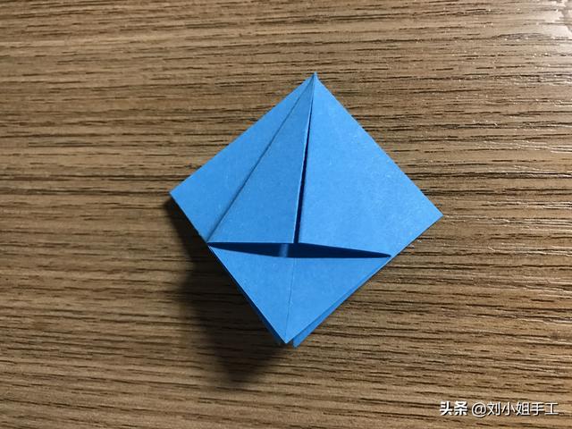 最简单的雨伞折纸方法图解，折纸教程：带爱心的小花伞