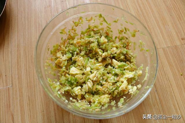 西葫芦鸡蛋饺子，西葫芦鸡蛋饺子的做法大全（2个西葫芦3个鸡蛋）