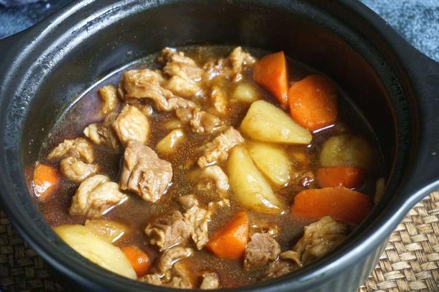 煮肉什么时候放盐，炖牛肉放盐什么时候合适（不管炖啥肉不要提前放盐）