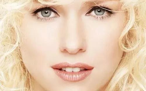 正确的护肤品使用顺序，护肤品的正确使用顺序和方法（化妆品如何使用才安全）