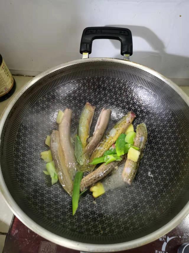 泥鳅豆腐汤怎么做，泥鳅豆腐汤怎么做汤白（春韭豆腐泥鳅汤 温阳补肾）