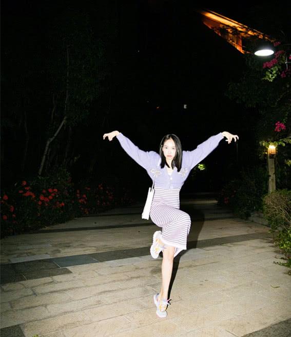宋茜發布深夜街拍，紫色上衣搭配條紋連衣裙，顏色清新活潑甜美 娛樂八卦吃瓜 第3张