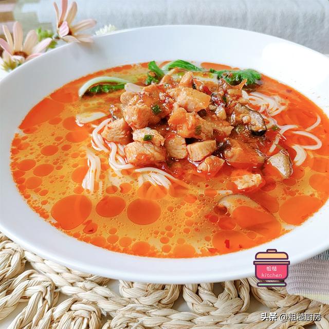 香菇鸡肉面的做法，1把面条1块鸡肉3颗香菇