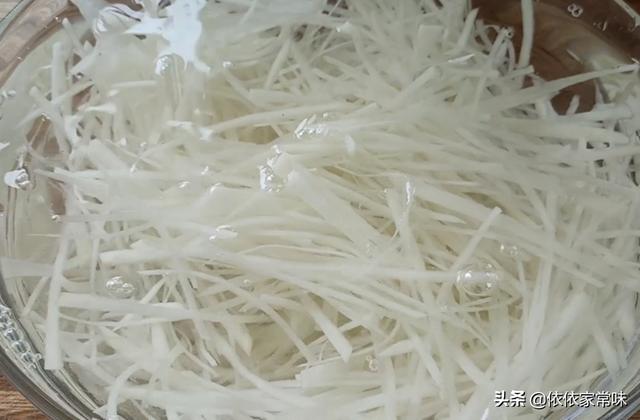 青椒土豆丝怎么炒好吃又脆嫩，饭店的土豆丝为啥炒的那么好吃