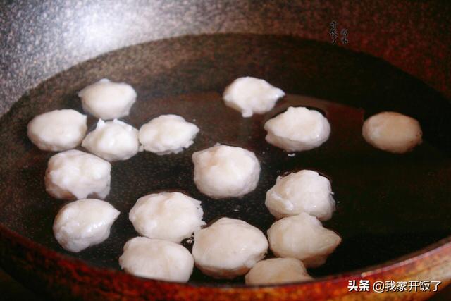 手工鱼丸怎么做，跟大厨学做手打鱼丸（手工鱼丸的做法最正宗的做法）