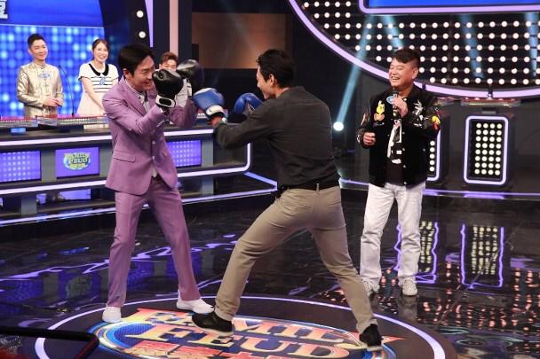 54岁tvb小生近况，54岁TVB肌肉男神晒父子合照